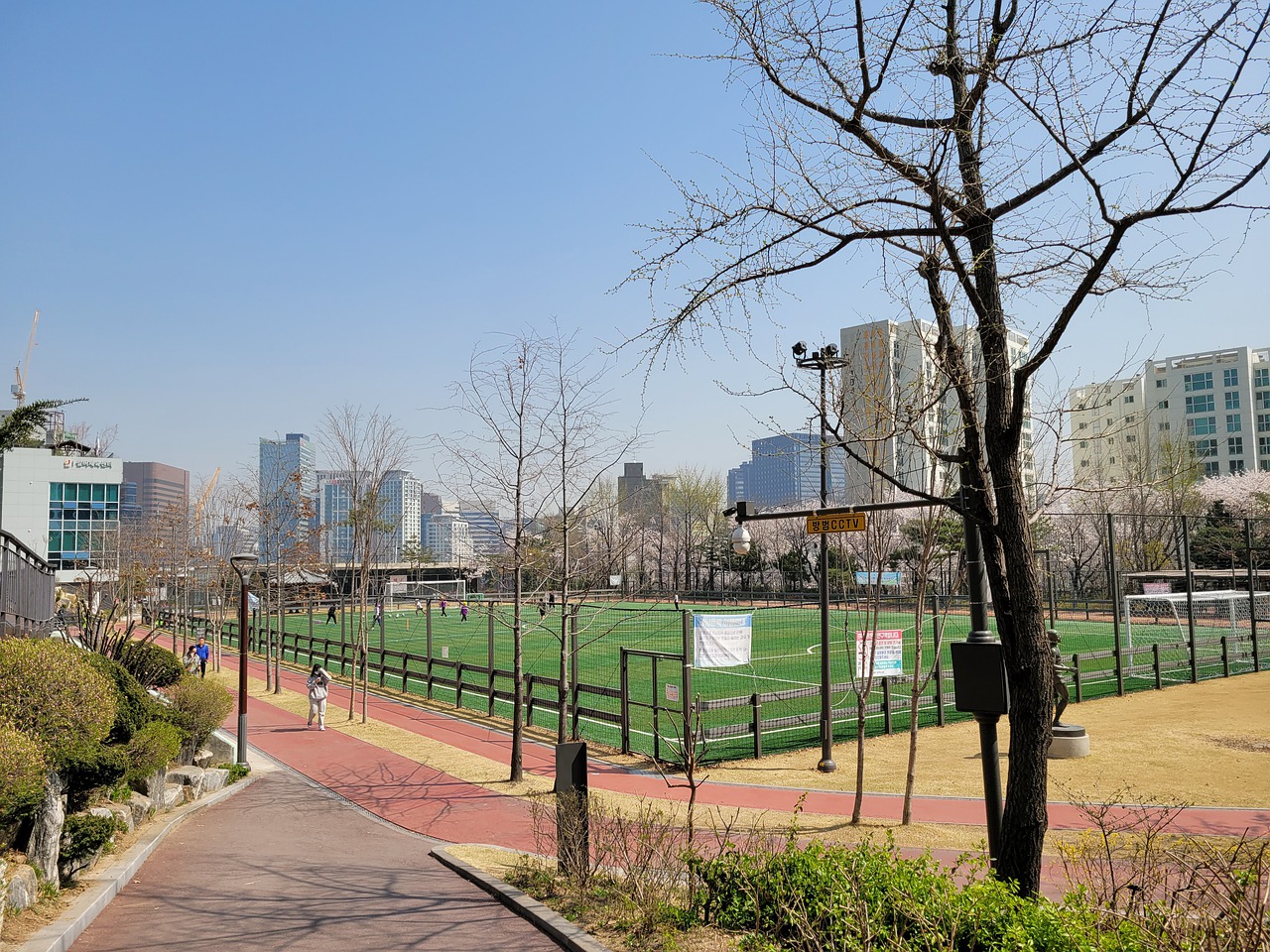 土耳其伊斯坦布尔强降雪致交通受阻 学校关闭.